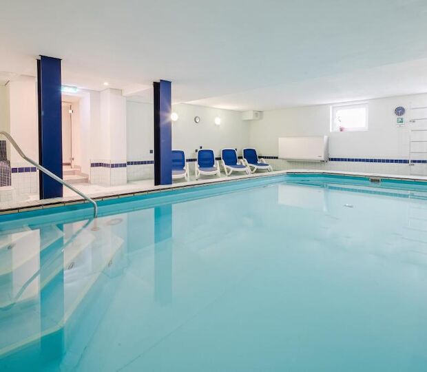 Pool & Sauna